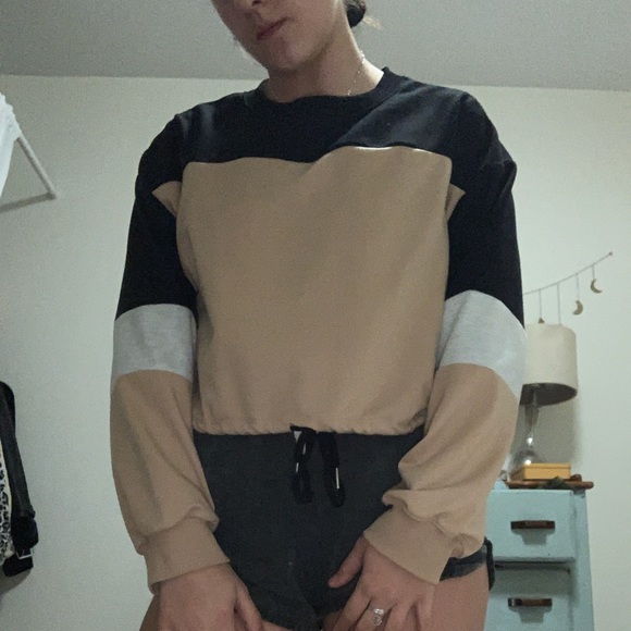 Cute cropped sweatshirt! - Picture 2 of 3